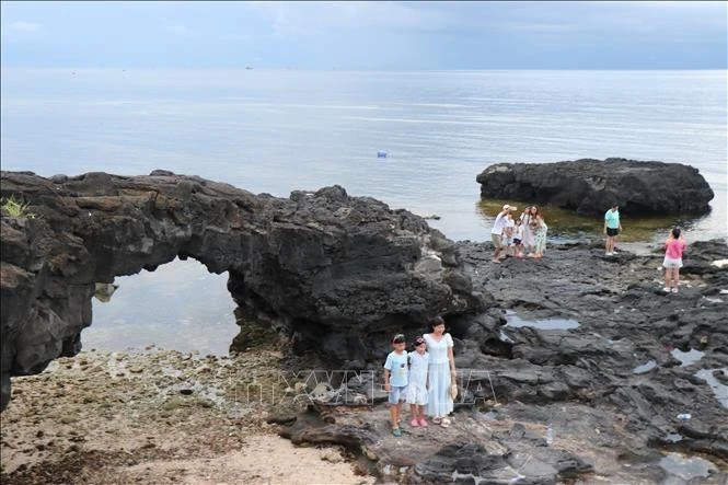 Thắng cảnh Cổng Tò Vò hoang sơ là điểm đến độc đáo thu hút du khách.