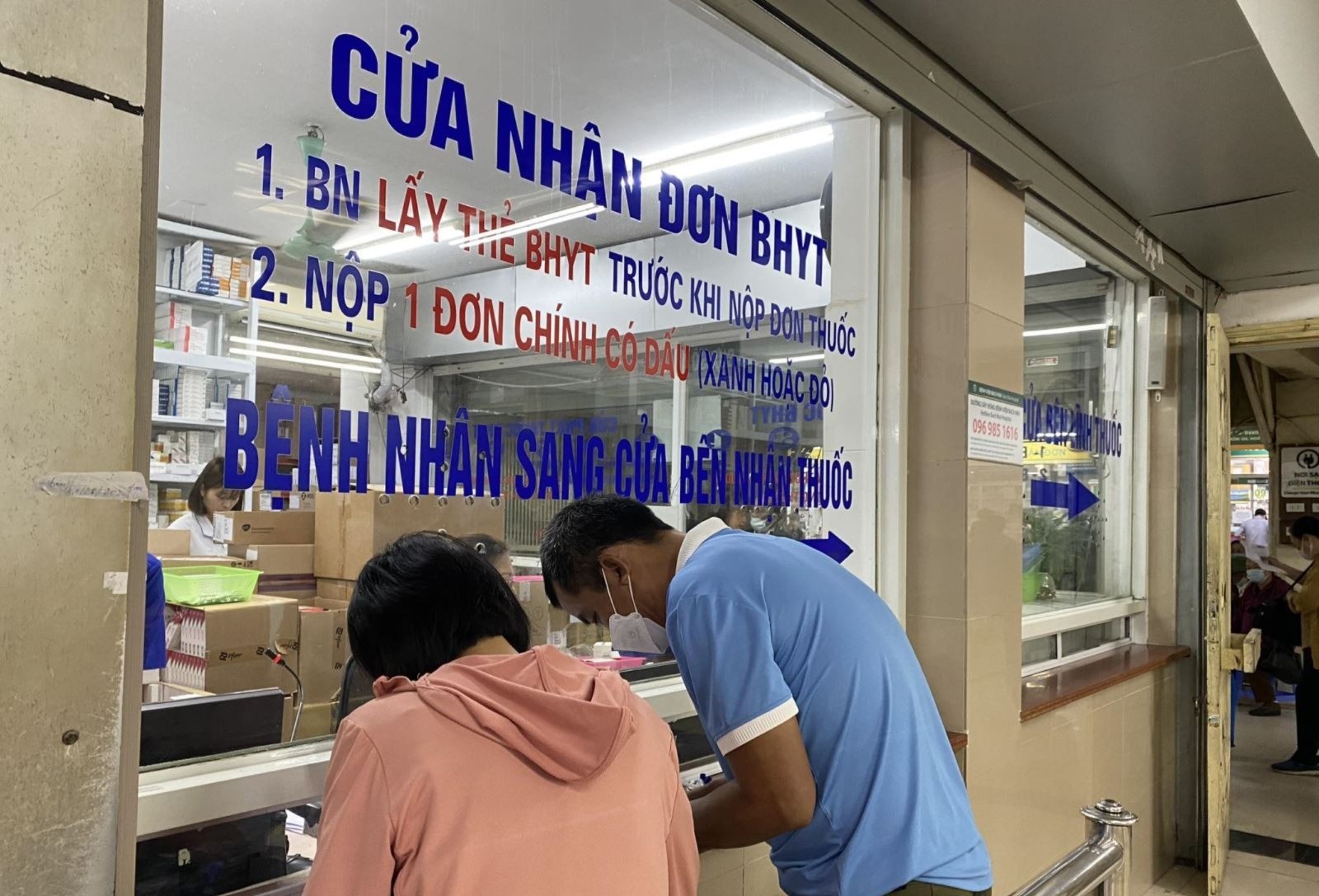 Bệnh nhân đi khám bảo hiểm y tế. kham-benh-8050.jpg
