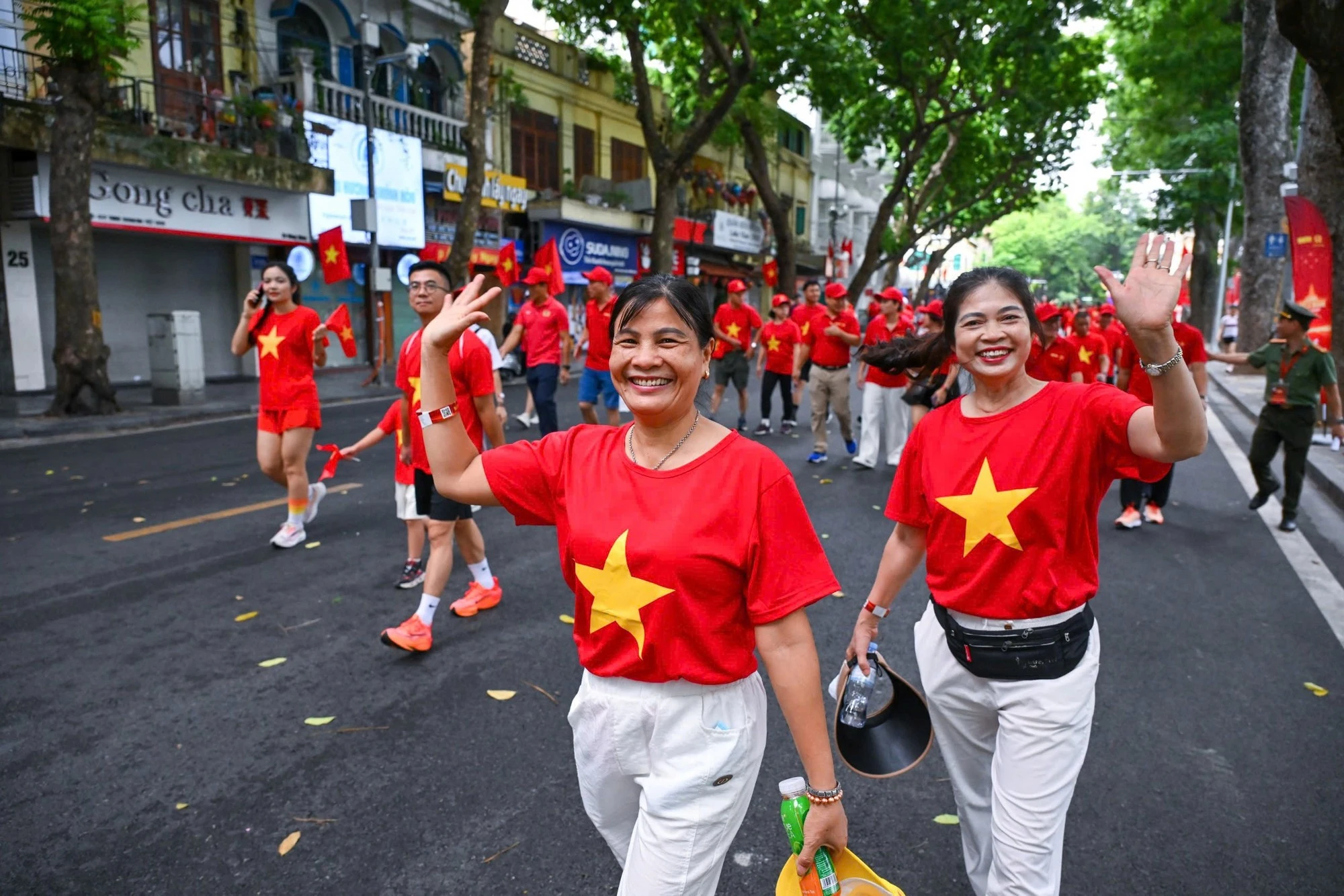 Vẻ mặt rạng rỡ của người dân tham gia chương trình đi bộ "Cùng Việt Nam tiến bước".