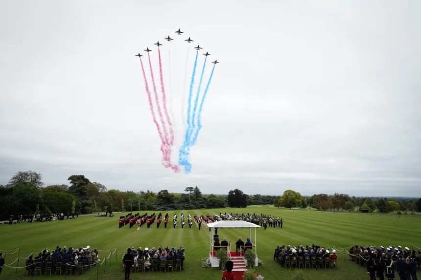 Đội bay của Không quân Hoàng gia Red Arrows thực hiện màn bay qua East Lawn tại Lâu đài Windsor. 8.jpg