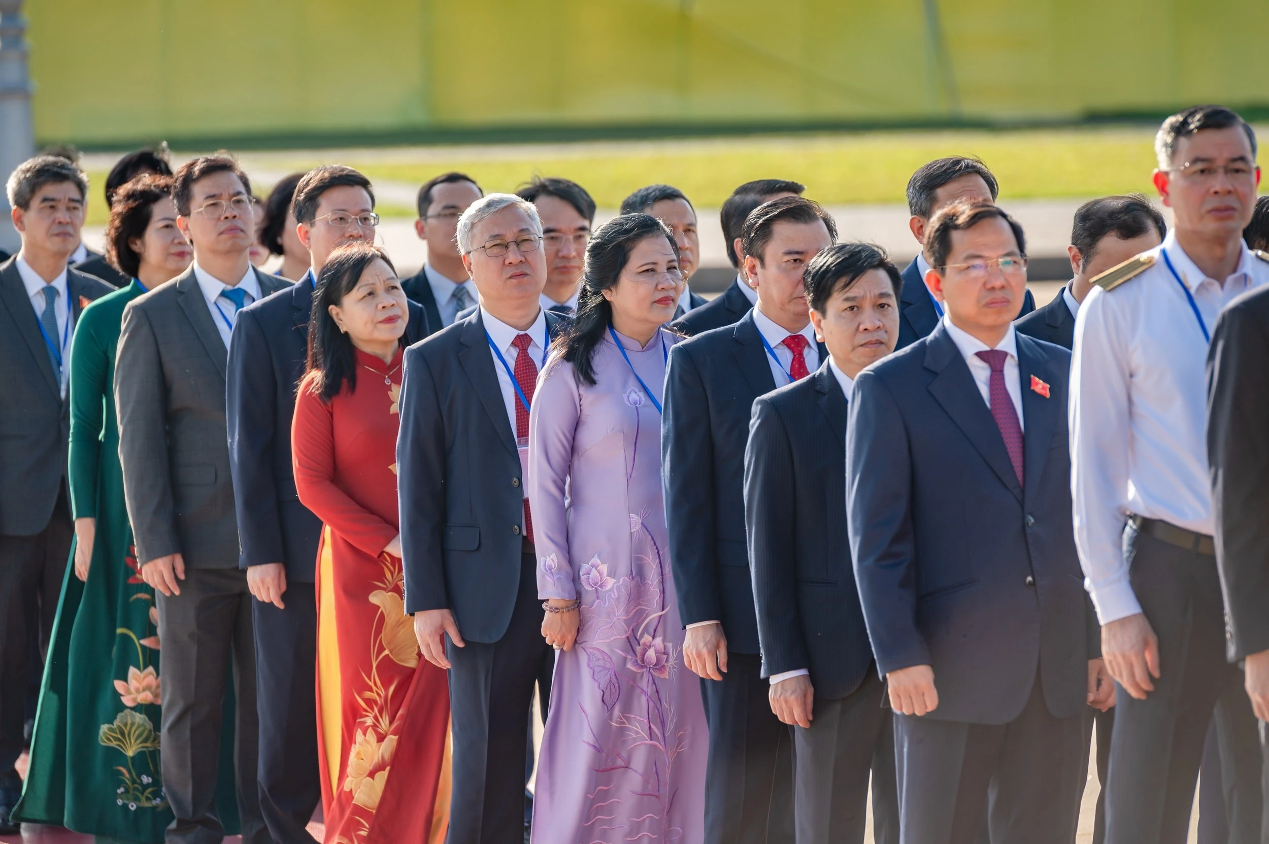 Các đại biểu dự Đại hội Đảng bộ Quốc hội vào Lăng viếng Chủ tịch Hồ Chí Minh.