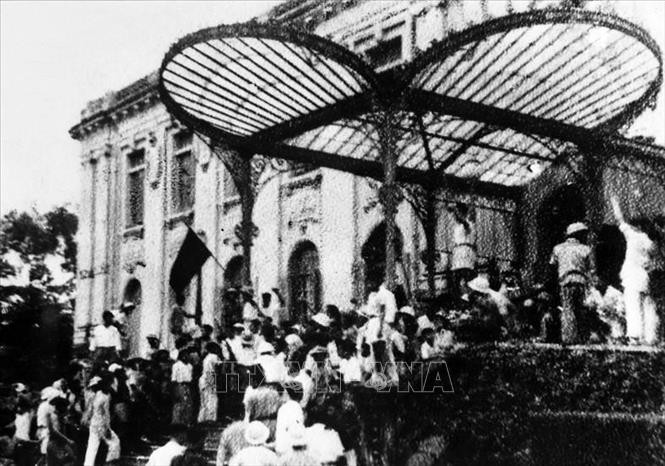 Ngày 19/8/1945, sau cuộc mít tinh tại Quảng trường Nhà hát Lớn, quần chúng nhân dân Thủ đô đã đánh chiếm Bắc Bộ phủ, cơ quan đầu não của chính quyền tay sai Pháp ở Bắc Bộ. Cách mạng tháng Tám là một bài học lịch sử, mở ra một thời đại mới ở Việt Nam, thời đại nhân dân Việt Nam làm chủ đất nước, làm chủ vận mệnh của chính mình. Ngày 19/8/1945, sau cuộc mít tinh tại Quảng trường Nhà hát Lớn, quần chúng nhân dân Thủ đô đã đánh chiếm Bắc Bộ phủ, cơ quan đầu não của chính quyền tay sai Pháp ở Bắc Bộ. Cách mạng tháng Tám là một bài học lịch sử, mở ra một thời đại mới ở Việt Nam, thời đại nhân dân Việt Nam làm chủ đất nước, làm chủ vận mệnh của chính mình.