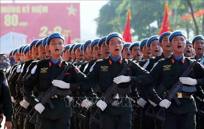 Khối nam sĩ quan gìn giữ hoà bình tham gia buổi hợp luyện tại Đại học Quốc gia Hà Nội, chuẩn bị tham gia diễu binh, diễu hành trong Lễ Kỷ niệm 80 năm Cách mạng tháng Tám và Quốc khánh 2/9.