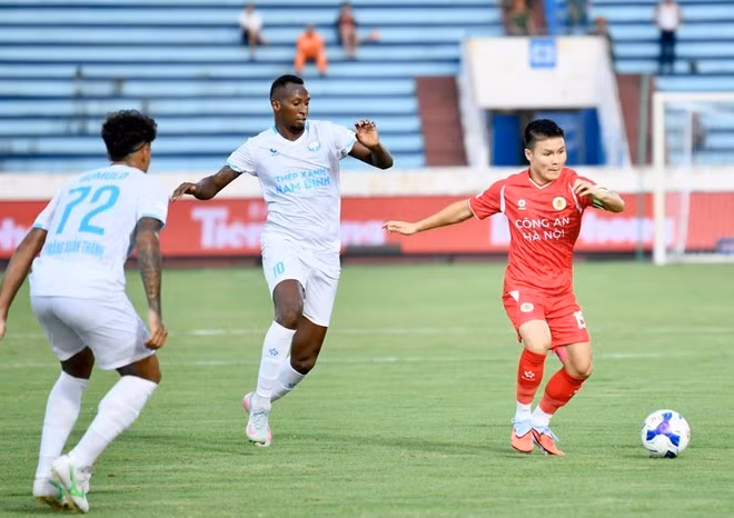 Trận đấu khởi đầu với thế trận thận trọng của hai đội.