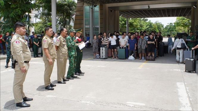 Lực lượng chức năng Việt Nam và Campuchia làm thủ tục bàn giao, tiếp nhận công dân được trao trả. trao-tra-9560.jpg