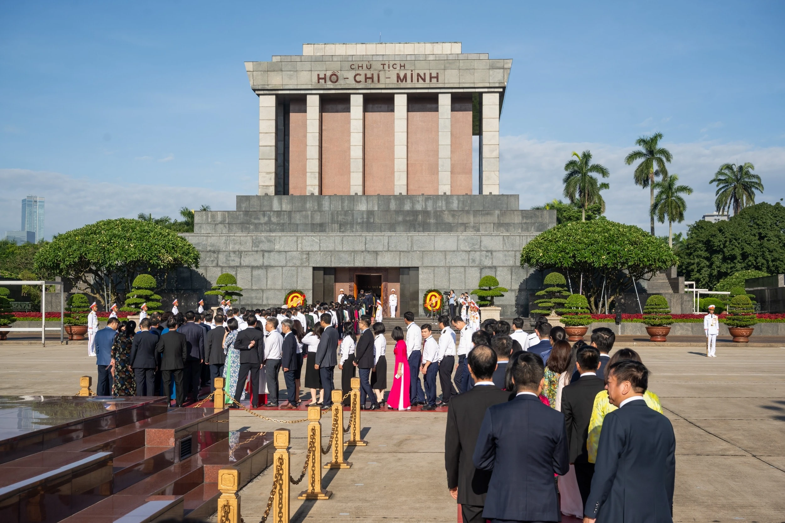 Các đại biểu dự Đại hội Đảng bộ Quốc hội vào Lăng viếng Chủ tịch Hồ Chí Minh.