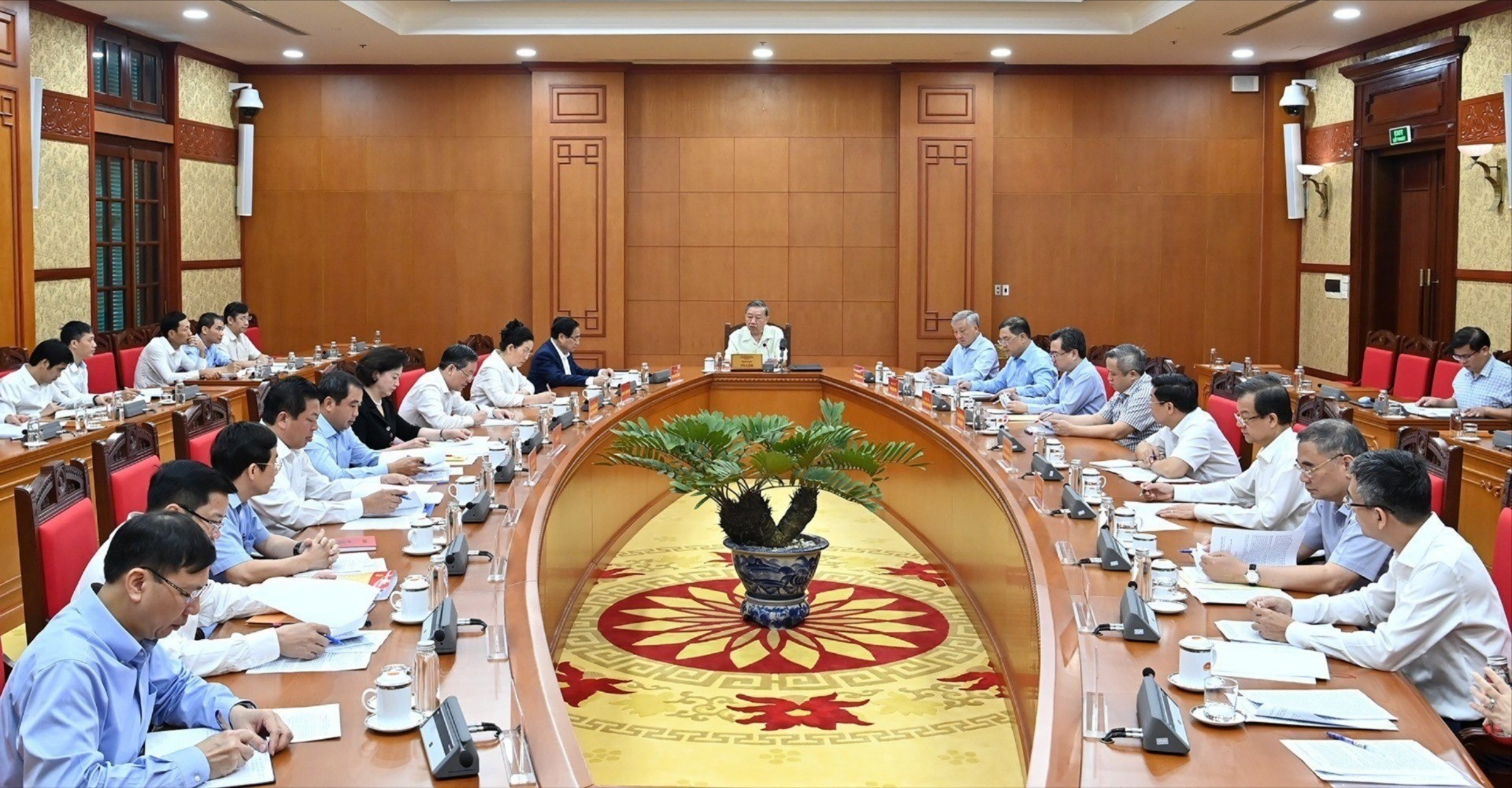 Tổng Bí thư Tô Lâm chủ trì buổi làm việc với Ban Thường vụ Đảng ủy Chính phủ về đánh giá việc triển khai Nghị quyết số 19-NQ/TW của Trung ương và Nghị quyết số 06-NQ/TW của Bộ Chính trị. ndo-br-a3-bnd-6336-1476-2170.jpg