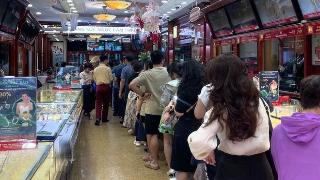 Giá vàng càng tăng lại càng thu hút nhiều người dân đi mua. vang-3-3735.jpg