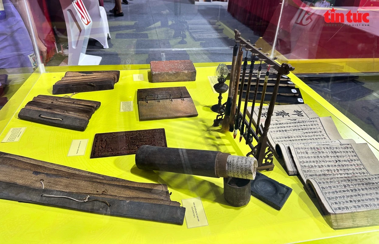 Những ấn bản đầu tiên được khắc trên thẻ tre, lá buông...