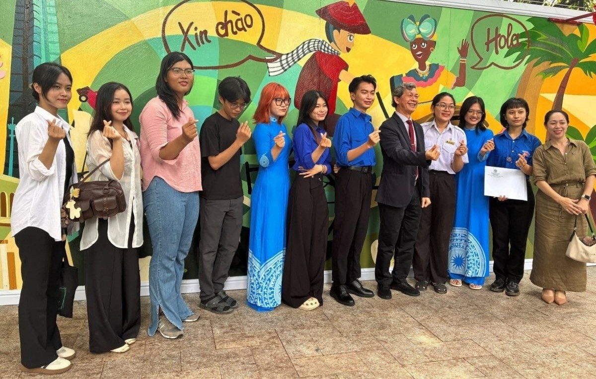 Các bạn sinh viên trường Đại học Mỹ thuật TP.HCM đã phục dựng bức tranh tường độc đáo chỉ trong 5 ngày. cuba-4-9632.jpg