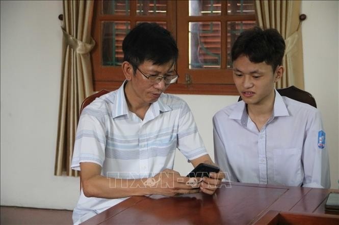 Em Trần Hữu Thịnh cùng thầy Hà Thanh Tuyển, Phó Hiệu trưởng trường THPT Hưng Nhân (tỉnh Hưng Yên). 16-7-thu-khoa-huu-thinh-va-thay-giao-8714.jpg