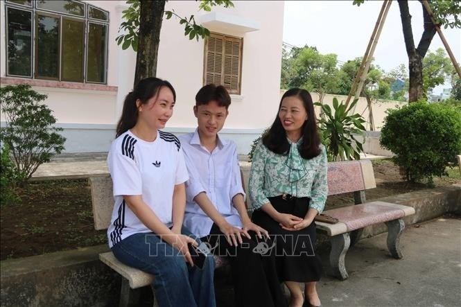 Em Trần Hữu Thịnh chia sẻ niềm vui sau khi giành vị trí thủ khoa tổ hợp A00 cùng các cô giáo trường THPT Hưng Nhân (tỉnh Hưng Yên). 16-7-thu-khoa-huu-thinh-va-cac-co-giao-6901.jpg
