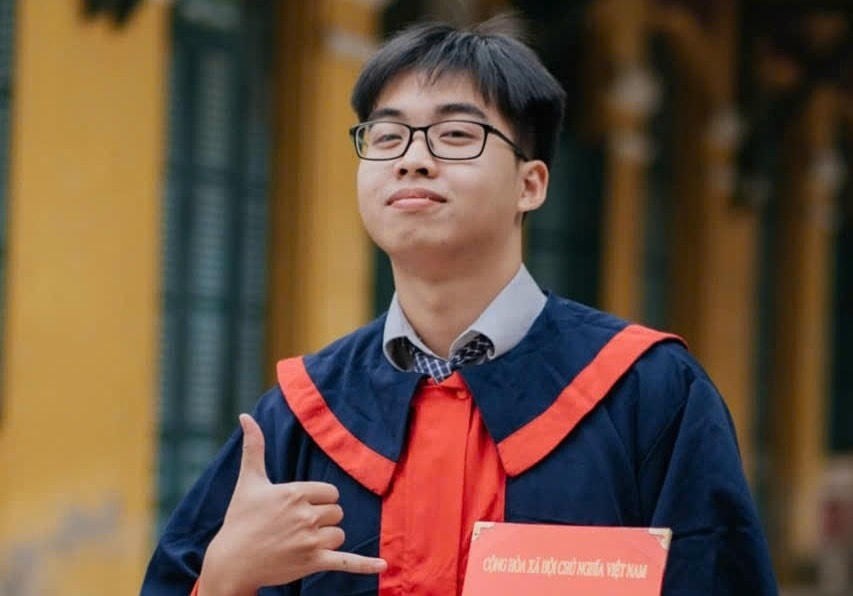 Double valedictorian Nguyen Viet Hung. 16-7-thu-khoa-nguyet-viet-hung-7172.jpg