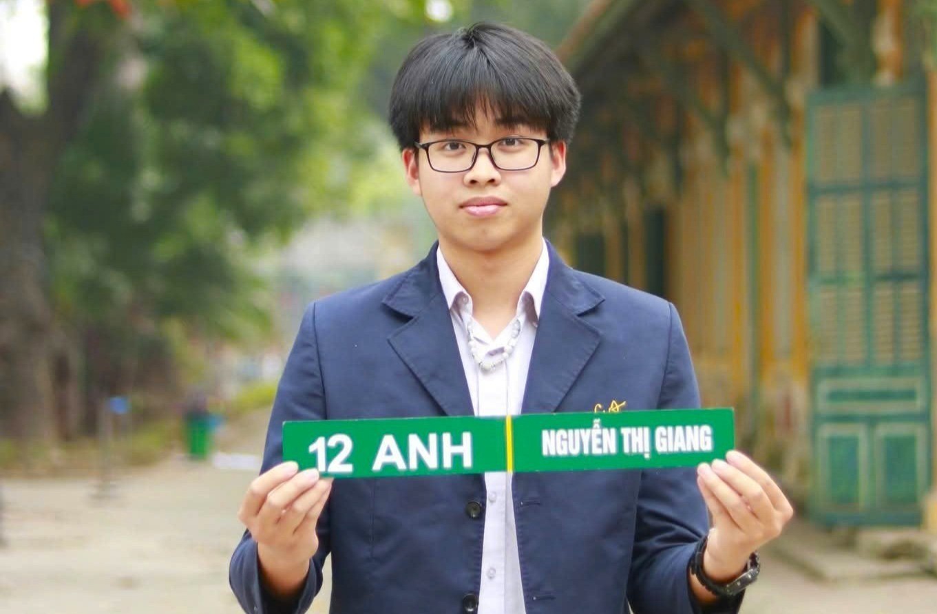 Nguyễn Việt Hưng, thủ khoa "kép" khối A1 và D1 năm 2025 đến từ lớp 12 Anh của Trường THPT Chuyên Chu Văn An, Hà Nội, do cô giáo Nguyễn Thị Giang làm chủ nhiệm. 16-7-thu-khoa-kep-1467.jpg