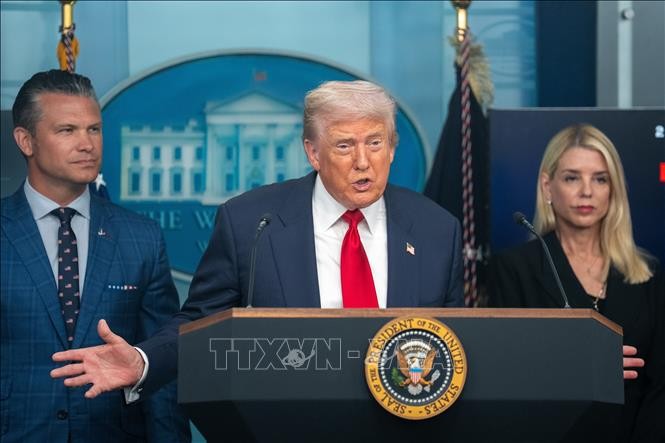 Tổng thống Mỹ Donald Trump (giữa) phát biểu trong cuộc họp báo tại Washington, D.C., ngày 11/8/2025. Tổng thống Mỹ Donald Trump (giữa) phát biểu trong cuộc họp báo tại Washington, D.C., ngày 11/8/2025.