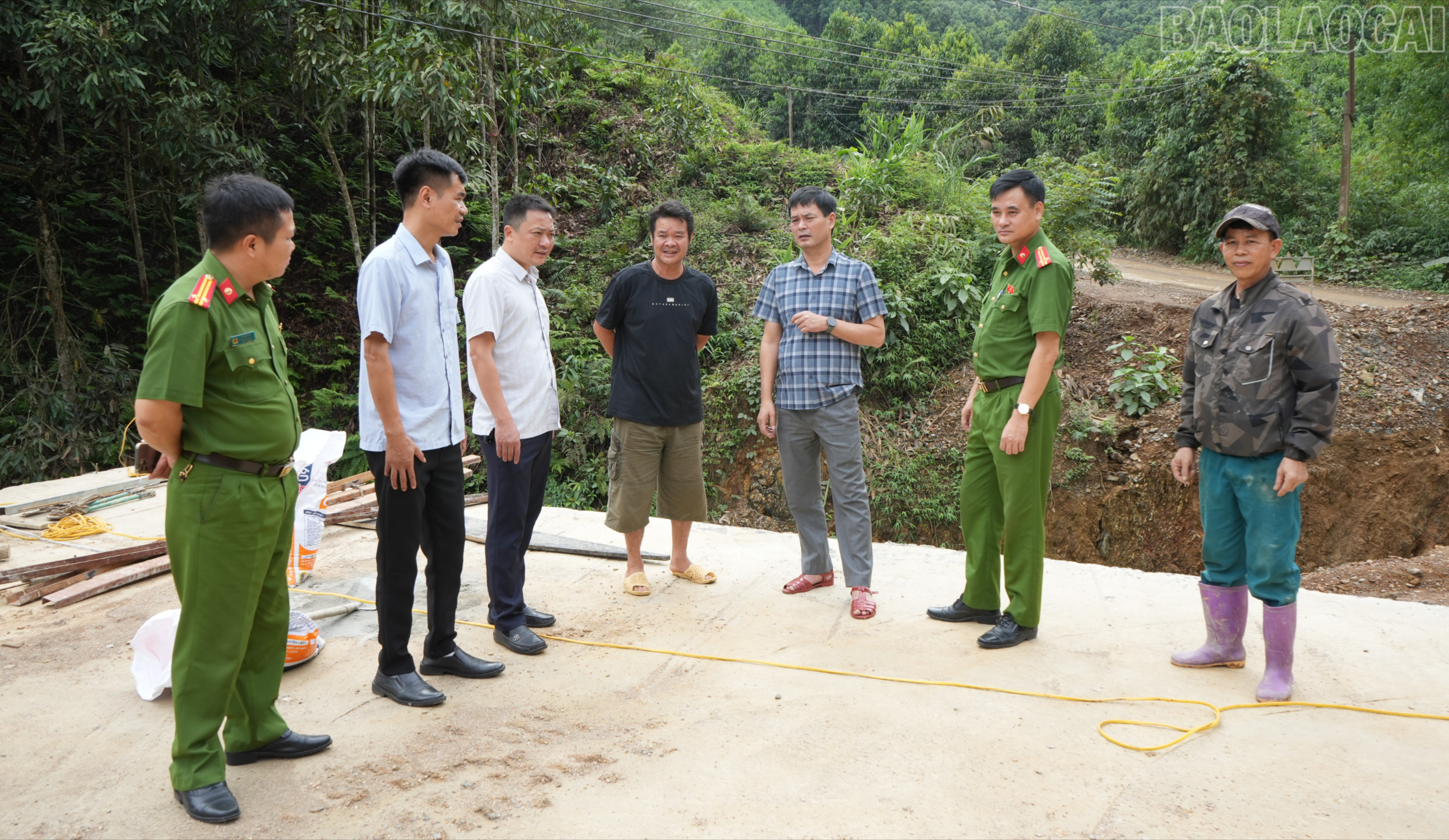 Lãnh đạo xã Quy Mông kiểm tra phương án phòng, chống thiên tai tại công trình xây dựng trên địa bàn. baolaocai-tr_lanh-dao-xa-quy-mong-kiem-tra-phuong-an-phong-chong-thien-tai-tai-cong-trinh-dang-xay-dung-430.jpg