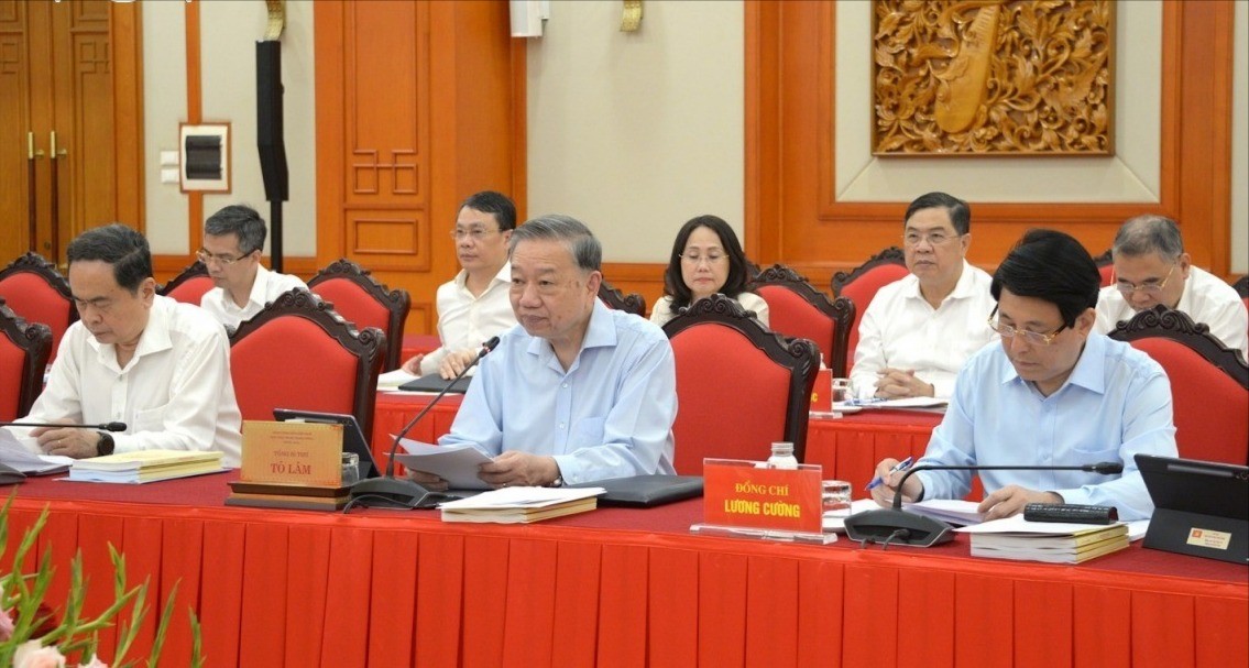 Tổng Bí thư Tô Lâm đề nghị Ban Thường vụ Đảng ủy Chính phủ tiếp thu ý kiến của các Ủy viên Bộ Chính trị, ý kiến góp ý hợp lý của các ban, bộ, ngành Trung ương để hoàn thiện các văn kiện và phương án nhân sự. tbt-3-8428.jpg