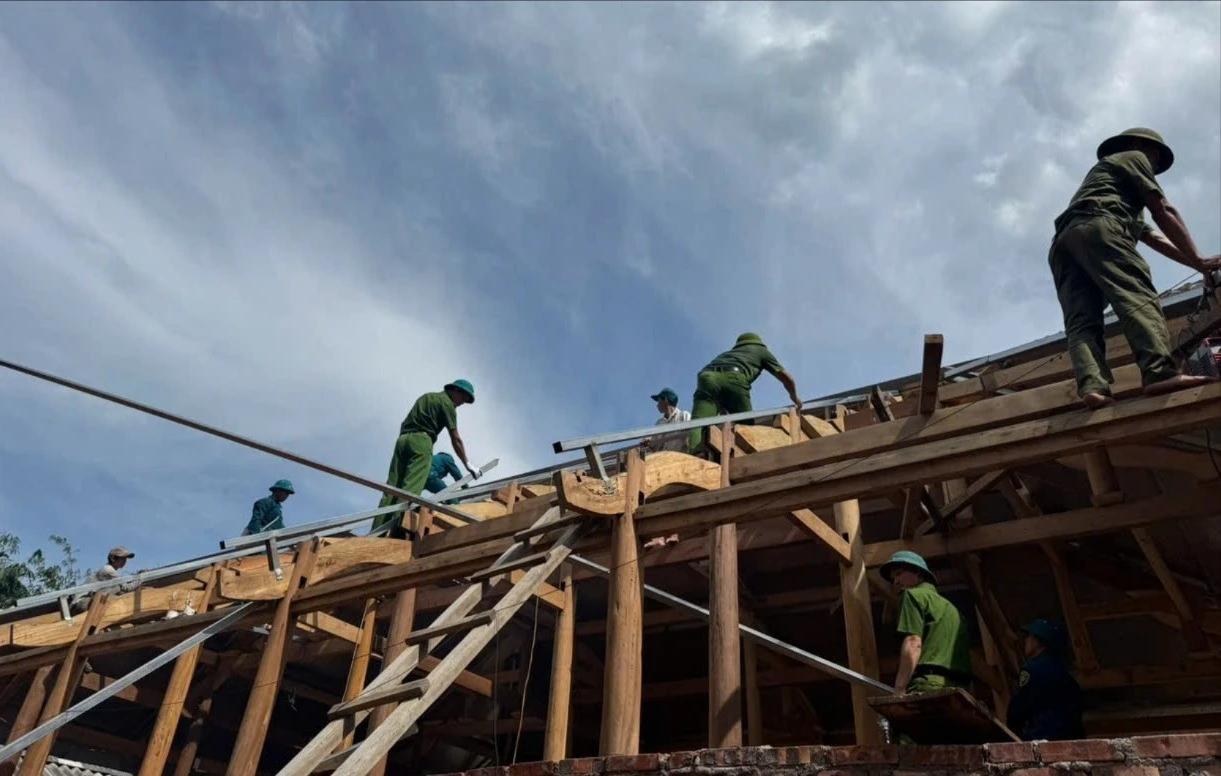 Công an xã lợp lại mái nhà cho gia đình ông Mành.