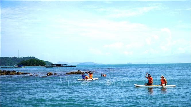 អ្នកទេសចរទទួលបានបទពិសោធន៍ជិះទូក SUP និងមុជទឹកសម្រាប់អាហារសមុទ្រនៅលើច្រាំងនៃកោះ Pirate ។ Du khách trải nghiệm chèo SUP và lặn mò hải sản ở ven quần đảo Hải Tặc.