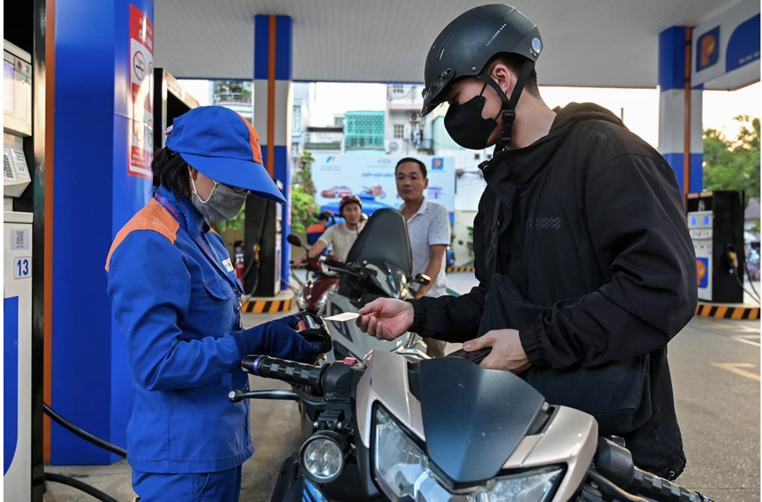 Mua bán xăng, dầu tại điểm kinh doanh xăng dầu Petrolimex. gia-xang.png