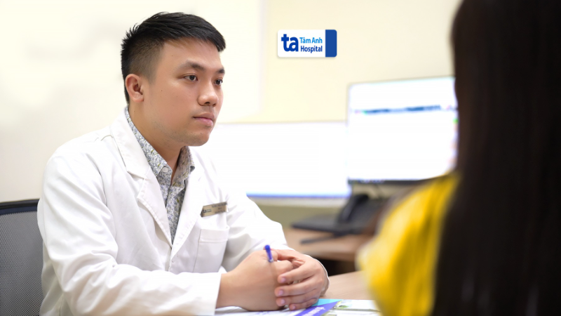 Thạc sĩ, bác sĩ Phạm Văn Dương khám cho người bệnh. hoi-chung.png