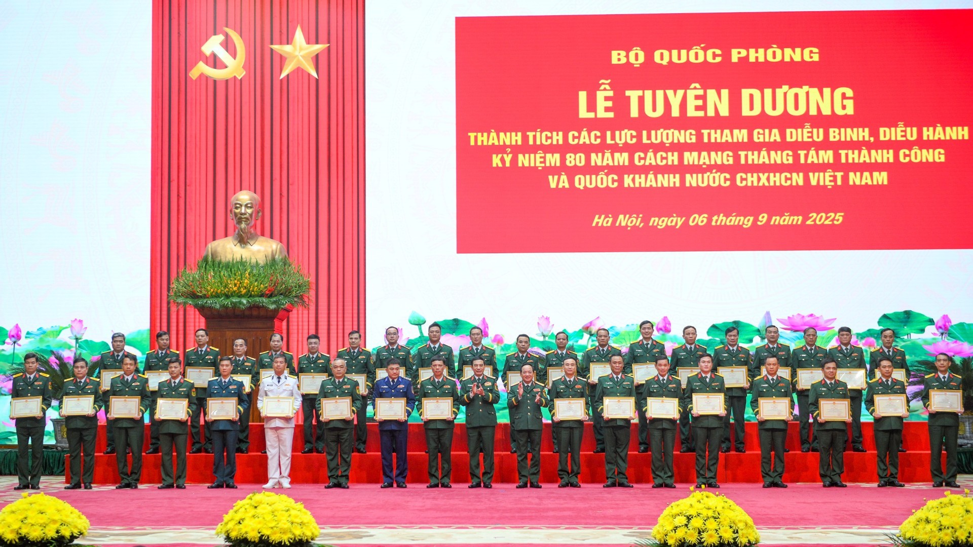 Đại tướng Phan Văn Giang và Đại tướng Trịnh Văn Quyết tặng thưởng Bằng khen cho các cá nhân, tập thể. qp-1.jpg