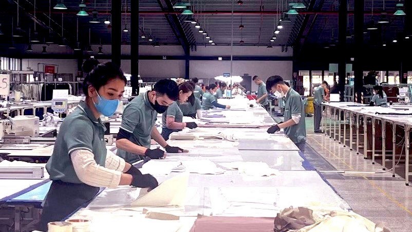Công ty TNHH Unico Global YB (khu công nghiệp Âu Lâu) sản xuất hàng may mặc xuất khẩu. ctm-2593.jpg