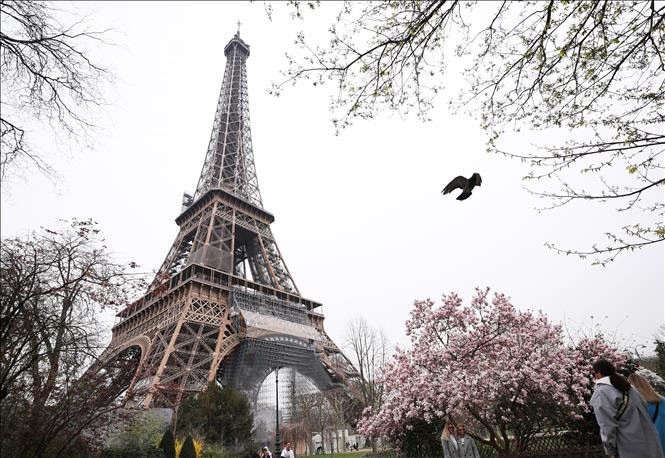 Tháp Eiffel tại thủ đô Paris, Pháp. thap.jpg