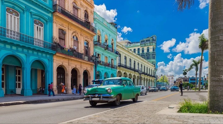 Du lịch Cuba, bạn nhất định phải đến Thủ đô Havana, nơi có nhiều công trình kiến trúc Baroque và những chiếc xe cổ độc đáo nhất thế giới. (Ảnh: Viajes)