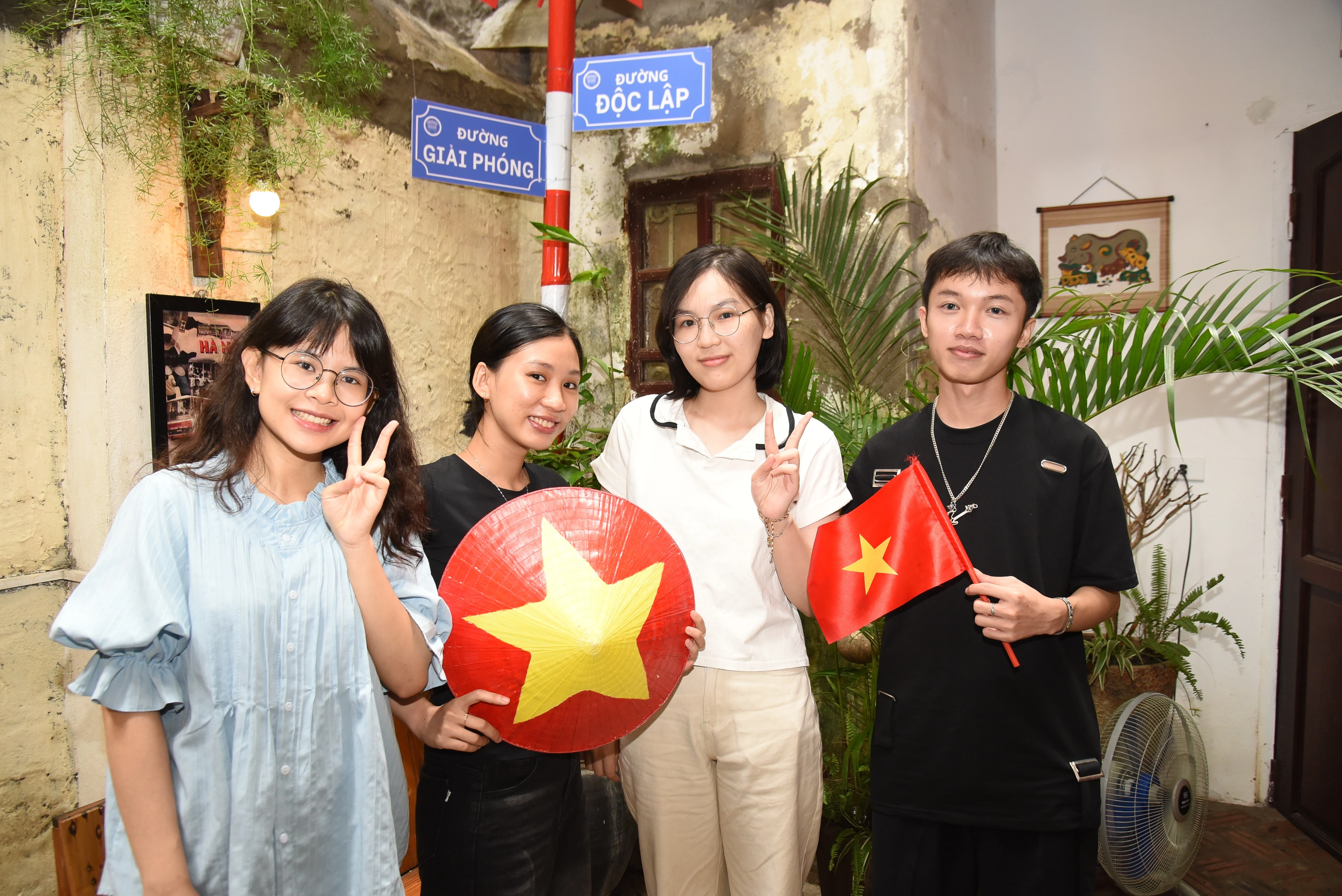 Lê Tiểu Khương (thứ hai từ phải qua) cùng 3 người bạn vừa từ TP. Hồ Chí Minh ra Hà Nội để tham dự các hoạt động kỷ niệm 80 năm Cách mạng Tháng Tám và Quốc khánh 2/9