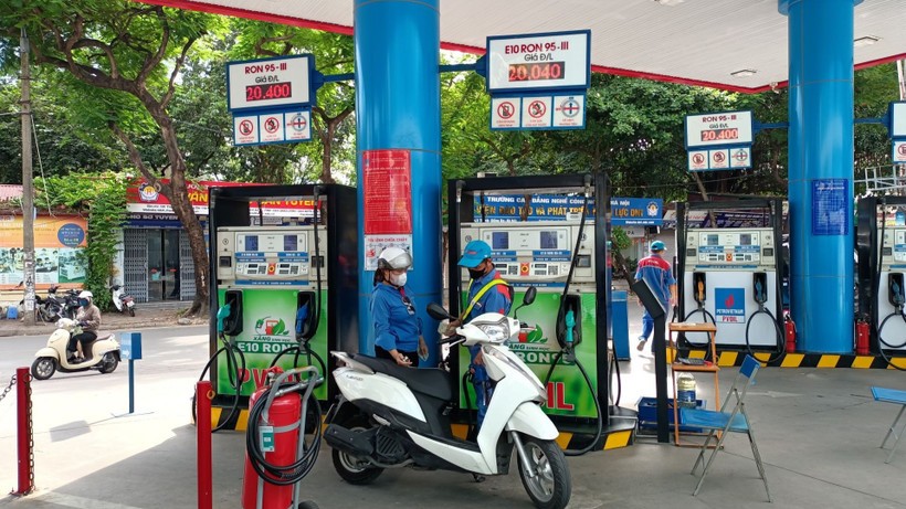 Customers buy gasoline at a gas station on Thai Thinh Street (Hanoi). xang.jpg