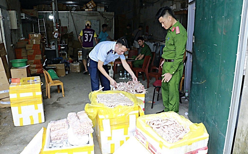 Lực lượng chức năng kiểm tra tại kho đông lạnh. chan-ga-2.jpg