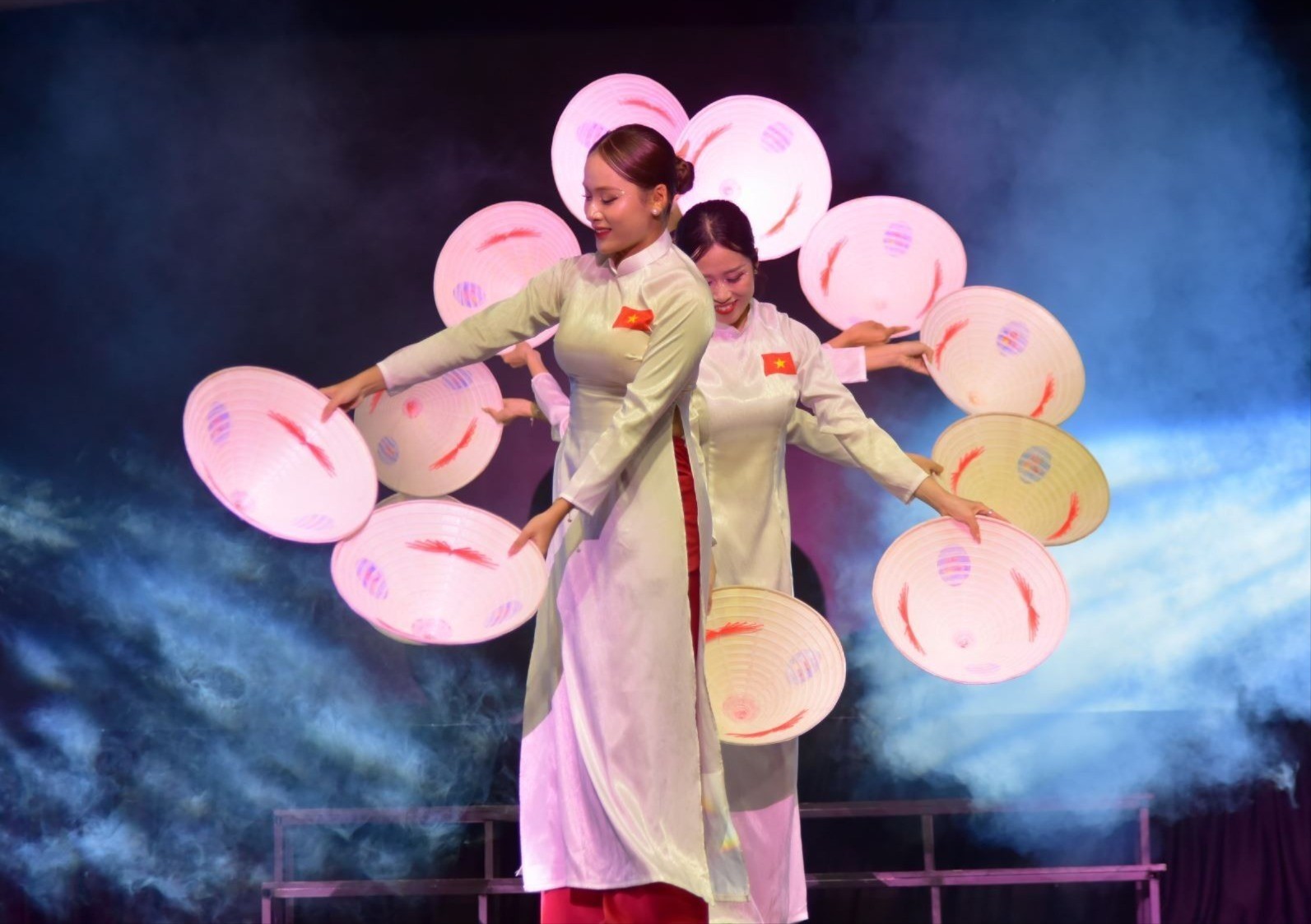 Modern performances are introduced to a wide range of domestic and foreign tourists. 15-7-mua-ao-dai-2495.jpg