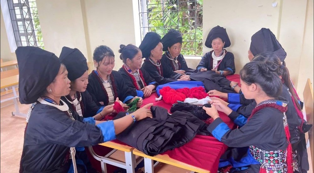 Lớp tập huấn góp phần tôn vinh, khuyến khích nghệ nhân, người am hiểu về nghề làm trang phục tham gia đào tạo truyền nghề cho thế hệ trẻ. nguoi-dao-4505.jpg