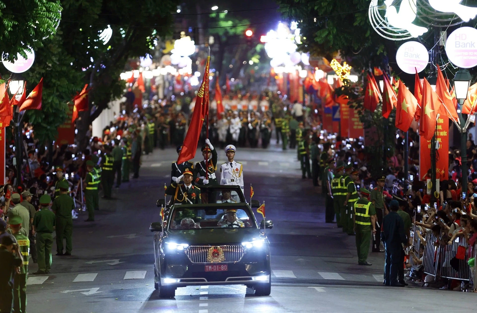 Với đội hình chỉnh tề và tinh thần sẵn sàng, các khối lực lượng vũ trang và quần chúng nhân dân đã thể hiện sự chuẩn bị chu đáo, quyết tâm góp phần tạo nên thành công cho ngày lễ trọng đại của dân tộc.