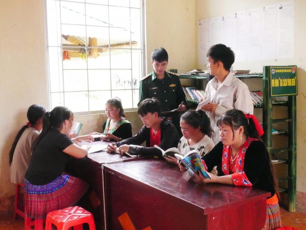 គំរូ Mô hình "Giá sách vùng biên" của Chi đoàn Đồn Biên phòng Sin Suối Hồ đã hút bà con dân bản đến đọc sách hằng ngày.