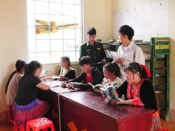 Mô hình "Giá sách vùng biên" của Chi đoàn Đồn Biên phòng Sin Suối Hồ đã hút bà con dân bản đến đọc sách hằng ngày.
