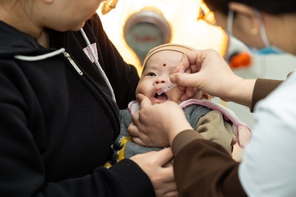 Theo khảo sát do UNICEF thực hiện, 94% phụ huynh và người chăm sóc trẻ cho biết, họ quan tâm hơn đến việc tiêm chủng sau khi tiếp cận nội dung của chiến dịch. vaccine-rota-8825.jpg
