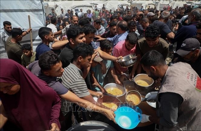 Người tị nạn chờ được phát thực phẩm cứu trợ tại Gaza. cat-giam-vien-tro-toan-cau-187.jpg