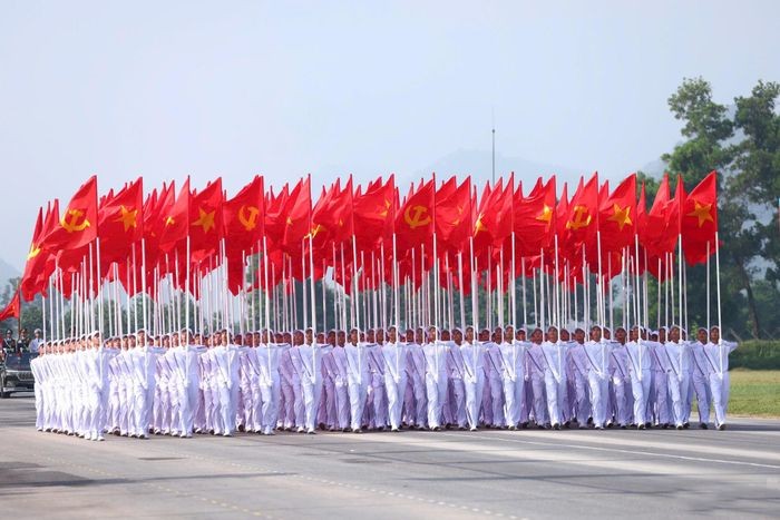 Khối cờ Đảng, cờ Tổ quốc với những lá cờ tung bay trước gió. Khối cờ Đảng, cờ Tổ quốc với những lá cờ tung bay trước gió.