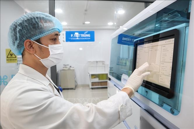 Khoa Xét nghiệm, Bệnh viện Đại học Y Dược Buôn Ma Thuột (tỉnh Đắk Lắk) đã áp dụng quy trình tự động hóa toàn bộ từ đăng ký bệnh nhân, cấp mã đến xử lý mẫu xét nghiệm. Khoa Xét nghiệm, Bệnh viện Đại học Y Dược Buôn Ma Thuột (tỉnh Đắk Lắk) đã áp dụng quy trình tự động hóa toàn bộ từ đăng ký bệnh nhân, cấp mã đến xử lý mẫu xét nghiệm.