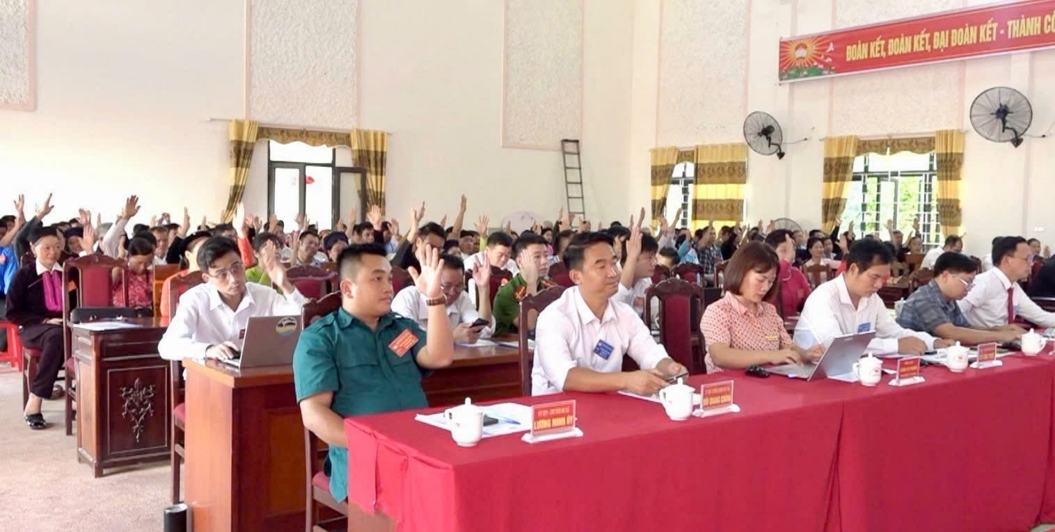 Biểu quyết thông qua nghị quyết đại hội. bieu-quyet-thong-qua-nghi-quyet-9193.jpg