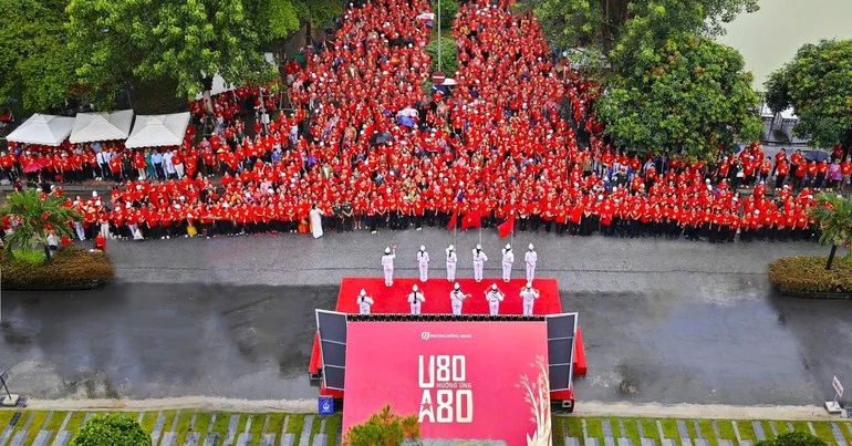 Hơn 1.300 người cao tuổi đã cùng hòa giọng hát Quốc ca trong một không gian trang trọng