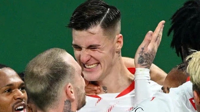 Benjamin Sesko mừng bàn thắng với đồng đội trong trận Leipzig gặp Wolfsburg ở tứ kết Cup Đức trên sân Red Bull, thành phố Leipzig, Đức ngày 26/2/2025. cau-thu-8660.jpg