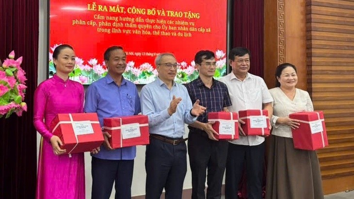 Đại diện các địa phương tiếp nhận cẩm nang. Đại diện các địa phương tiếp nhận cẩm nang.
