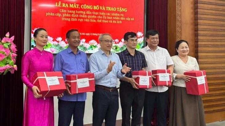 Đại diện các địa phương tiếp nhận cẩm nang.