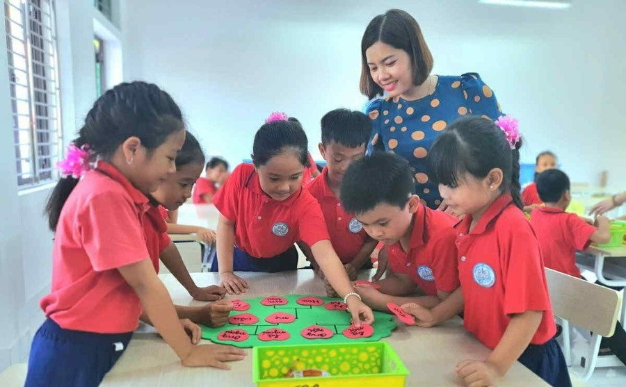 Giáo viên Trường Tiểu học thị trấn Rạng Đông (Ninh Bình) hướng dẫn học sinh thực hành làm sản phẩm STEM “Cây gia đình”. mien-hoc-phi-1-2284.jpg