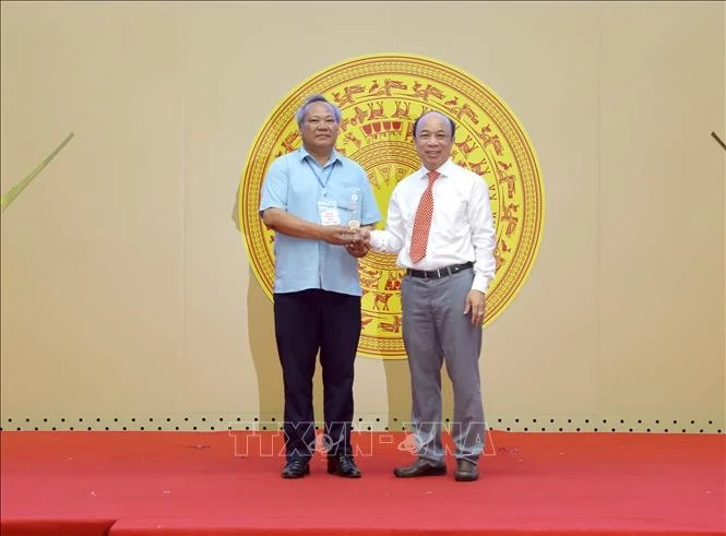 Phó Chủ tịch Thường trực kiêm Tổng thư ký Liên đoàn Cờ Việt Nam Nguyễn Minh Thắng tặng biểu trưng cho Trưởng ban tổ chức giải đấu Đào Tiến Cường.