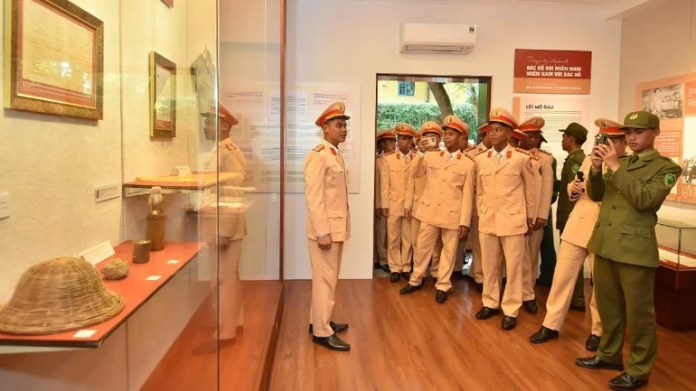 Các chiến sĩ tham quan không gian trưng bày chuyên đề “Bác Hồ với miền nam - Miền nam với Bác Hồ”.
