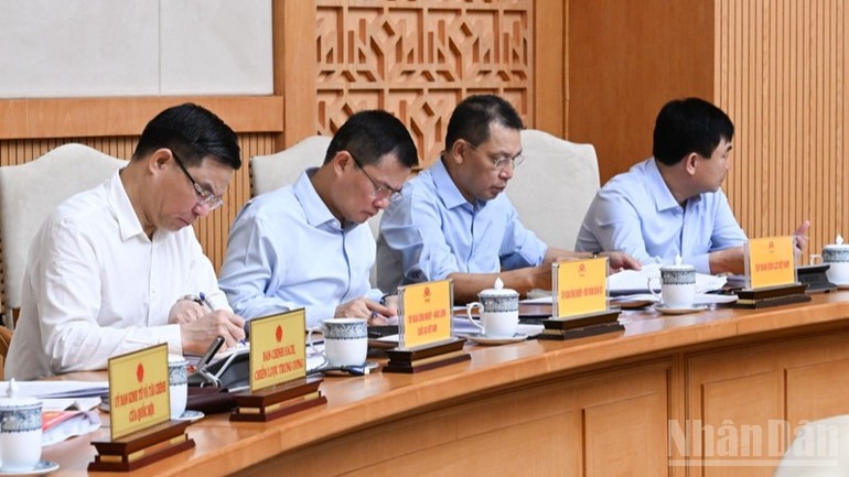 Lãnh đạo các tập đoàn kinh tế nhà nước chủ chốt tham dự phiên họp. Lãnh đạo các tập đoàn kinh tế nhà nước chủ chốt tham dự phiên họp.